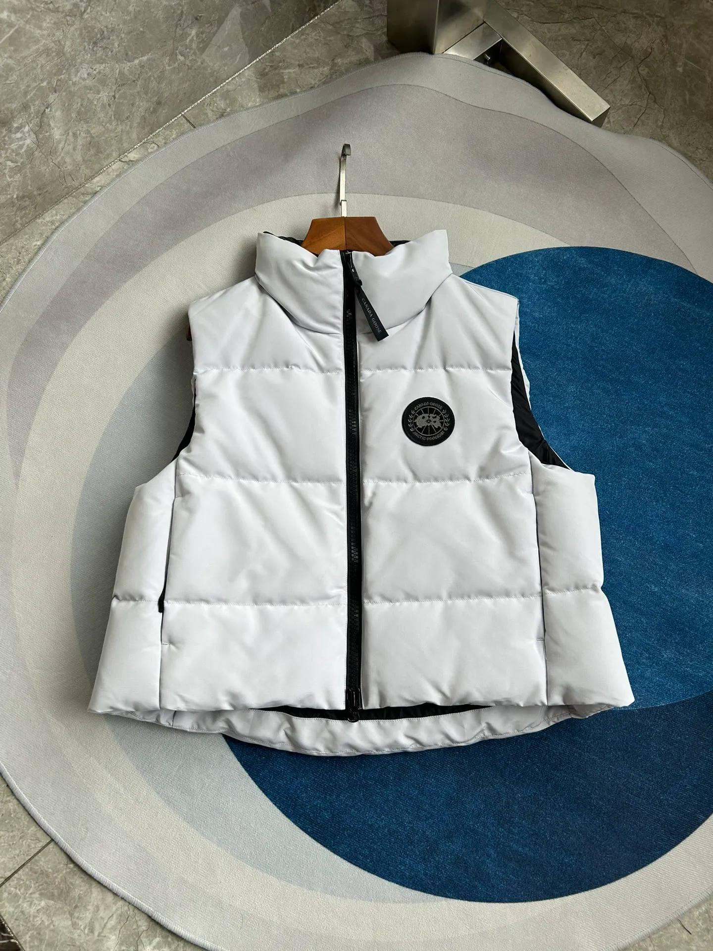 P600 2267WB Grandview black label women's short vest. Constructed from Arctic Tech recycled fabric®, it features a cinchable hem for sleek styling and storage. Color: Polaris White. Size: XS S M L XL.